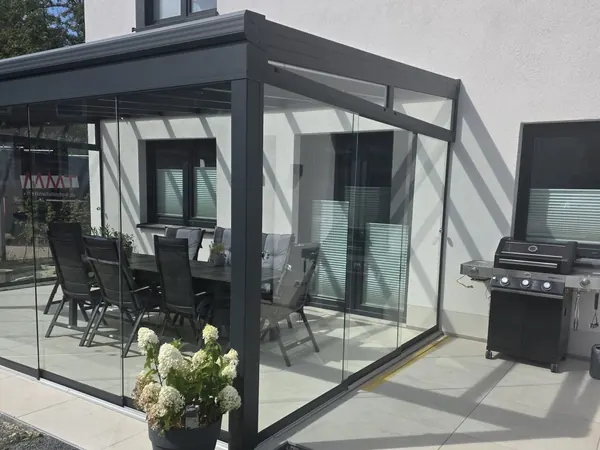 Terrassendach mit Glasschiebewänden an Front und Seite